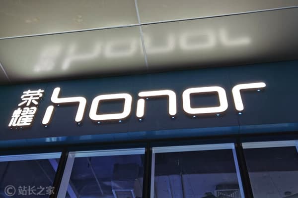 榮耀打響 AI 語音技術新戰役,全球首個端側語音大模型即將上線!