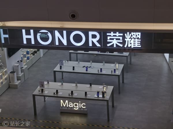 榮耀 Magic V5 發佈會:李健強調開放生態,攜手巨頭共築 AI 未來
