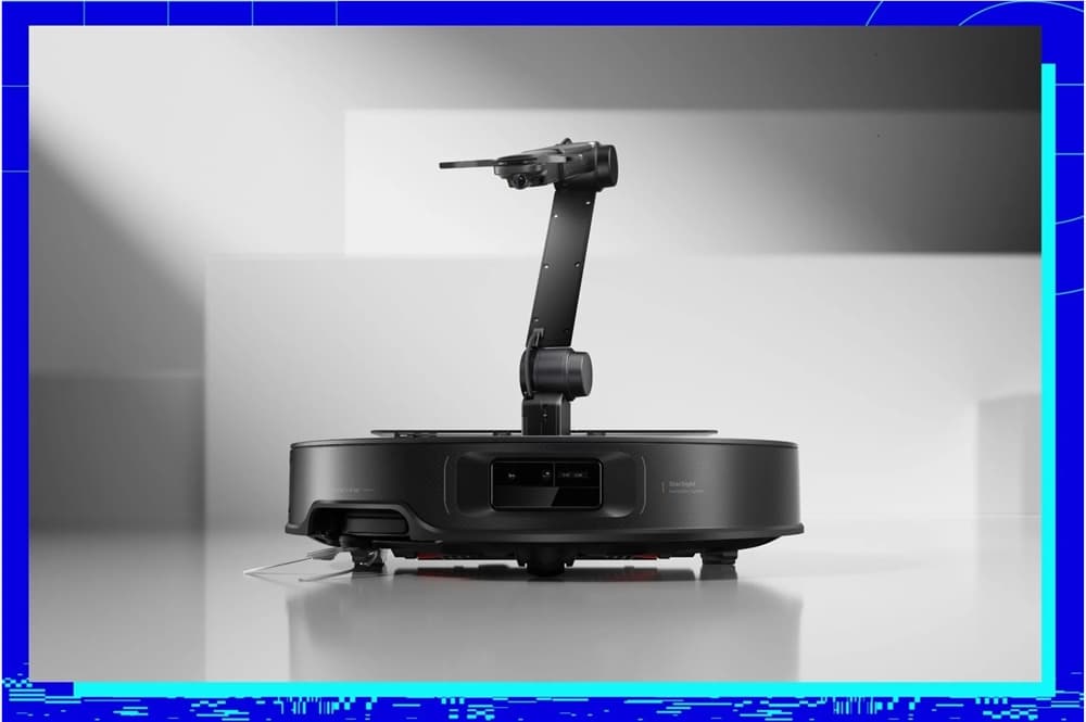 Roborock Saros Z70這款機器人吸塵器配有爪臂,非常適合撿起髒襪子