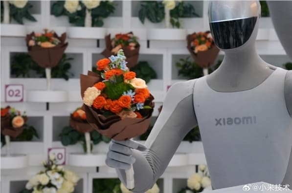小米新一代人形機器人驚豔亮相,大模型加持動作絲滑宛如真人